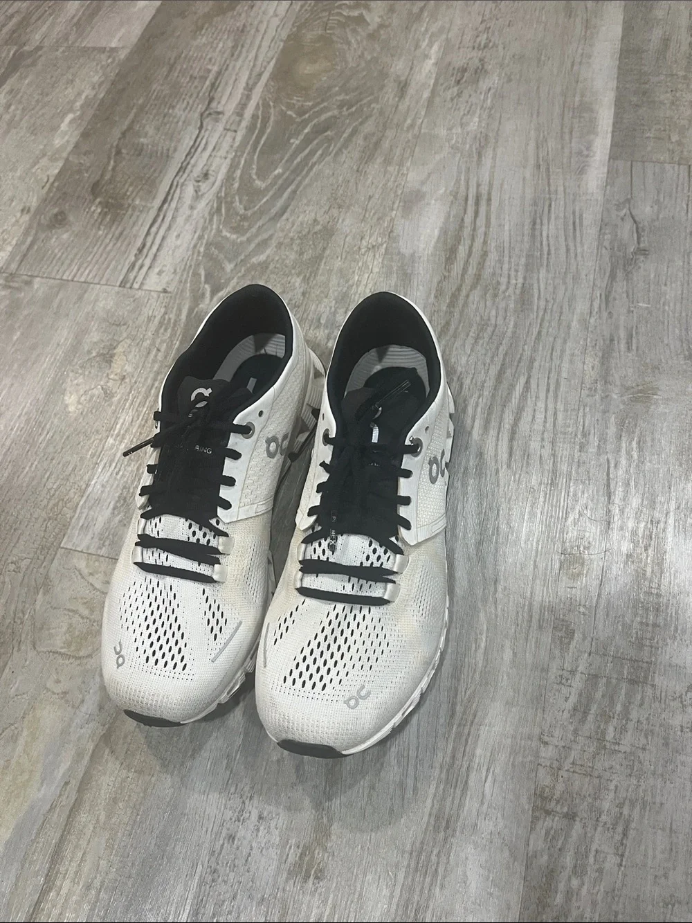 On Running shoes running 6.5 Women’s White and Black Cloud-Style Athletic Shoes